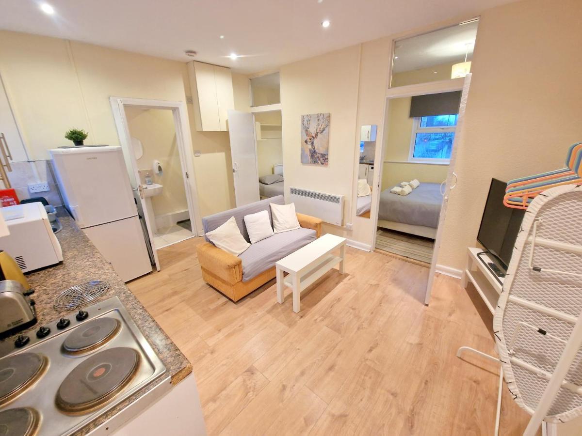 لندن Super Studio With Two Bedrooms - Five Minutes From The Station! المظهر الخارجي الصورة