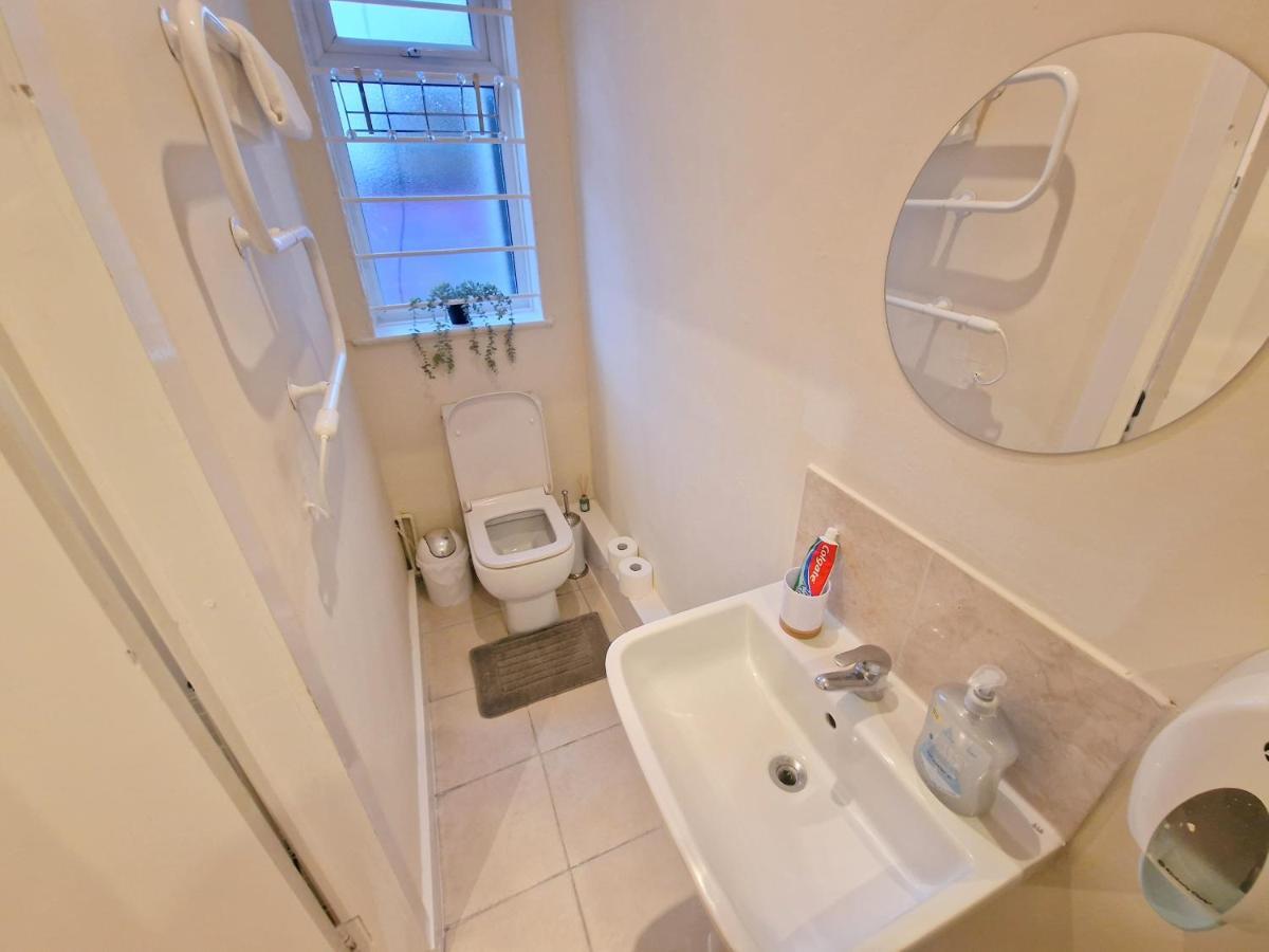 لندن Super Studio With Two Bedrooms - Five Minutes From The Station! المظهر الخارجي الصورة