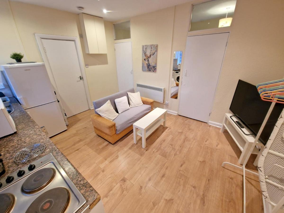 لندن Super Studio With Two Bedrooms - Five Minutes From The Station! المظهر الخارجي الصورة